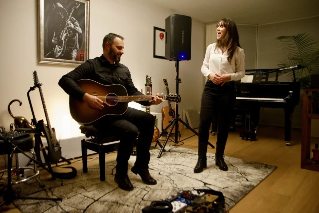 Anna en cours de chant avec un élève, accompagnée à la guitare