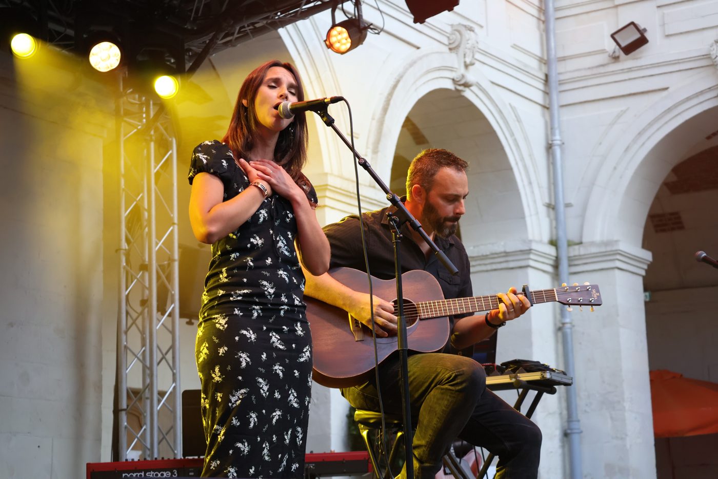 Anna au chant et Jean-Christophe à la guitare acoustique, en concert