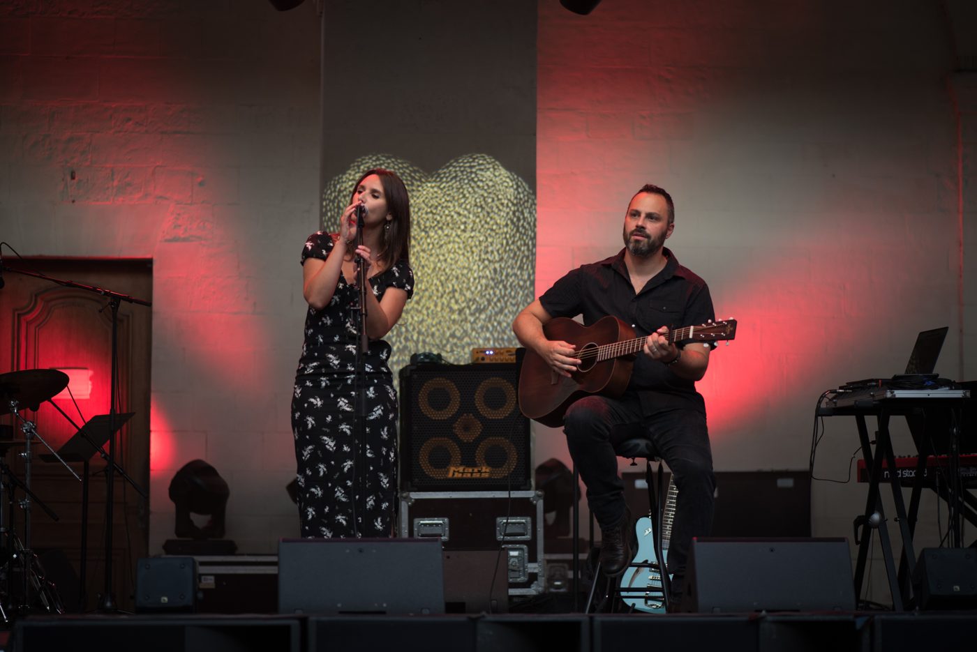 Le duo Wild Away en concert, lumières rouges