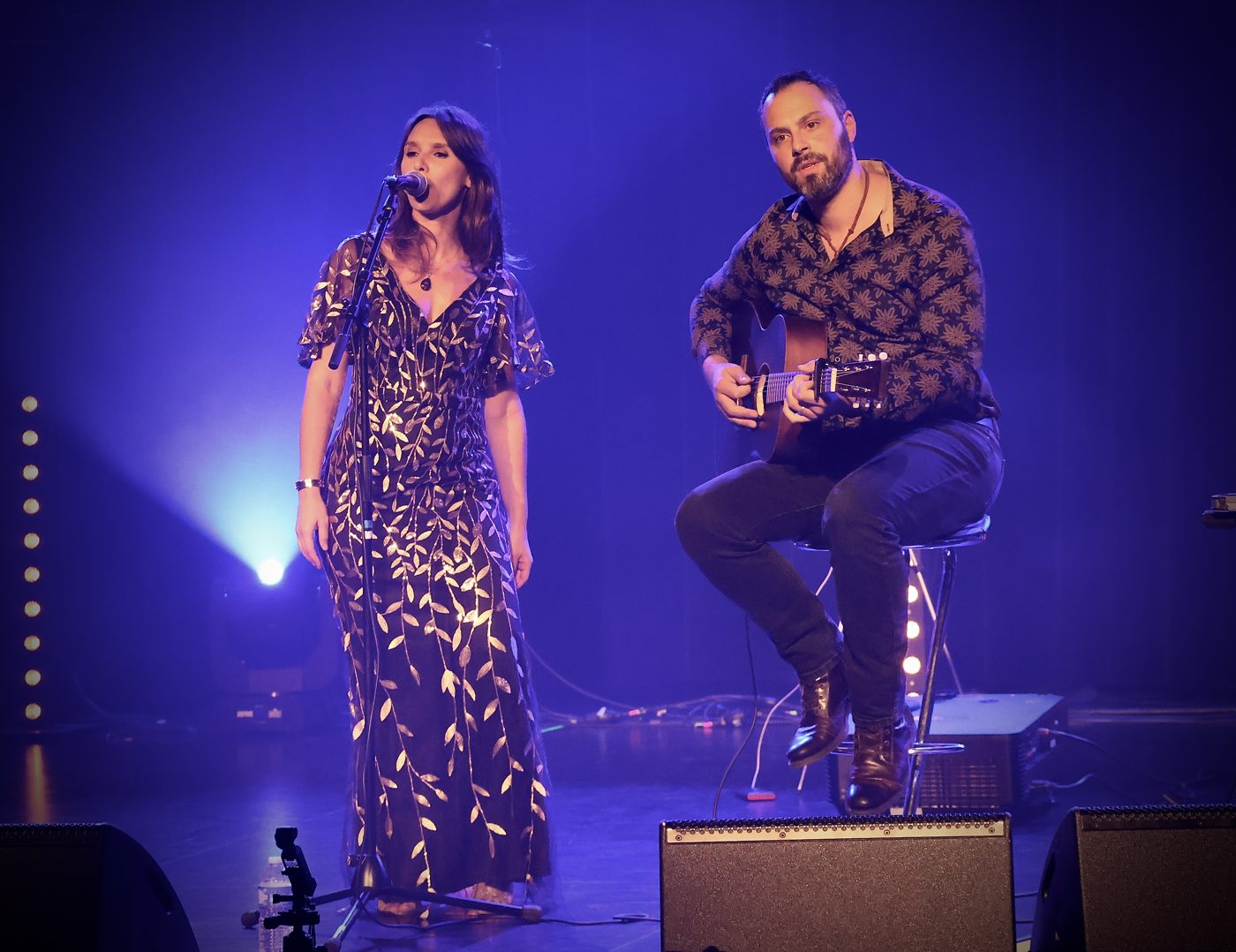 Anna et Jean-Christophe sur scène, en duo acoustique
