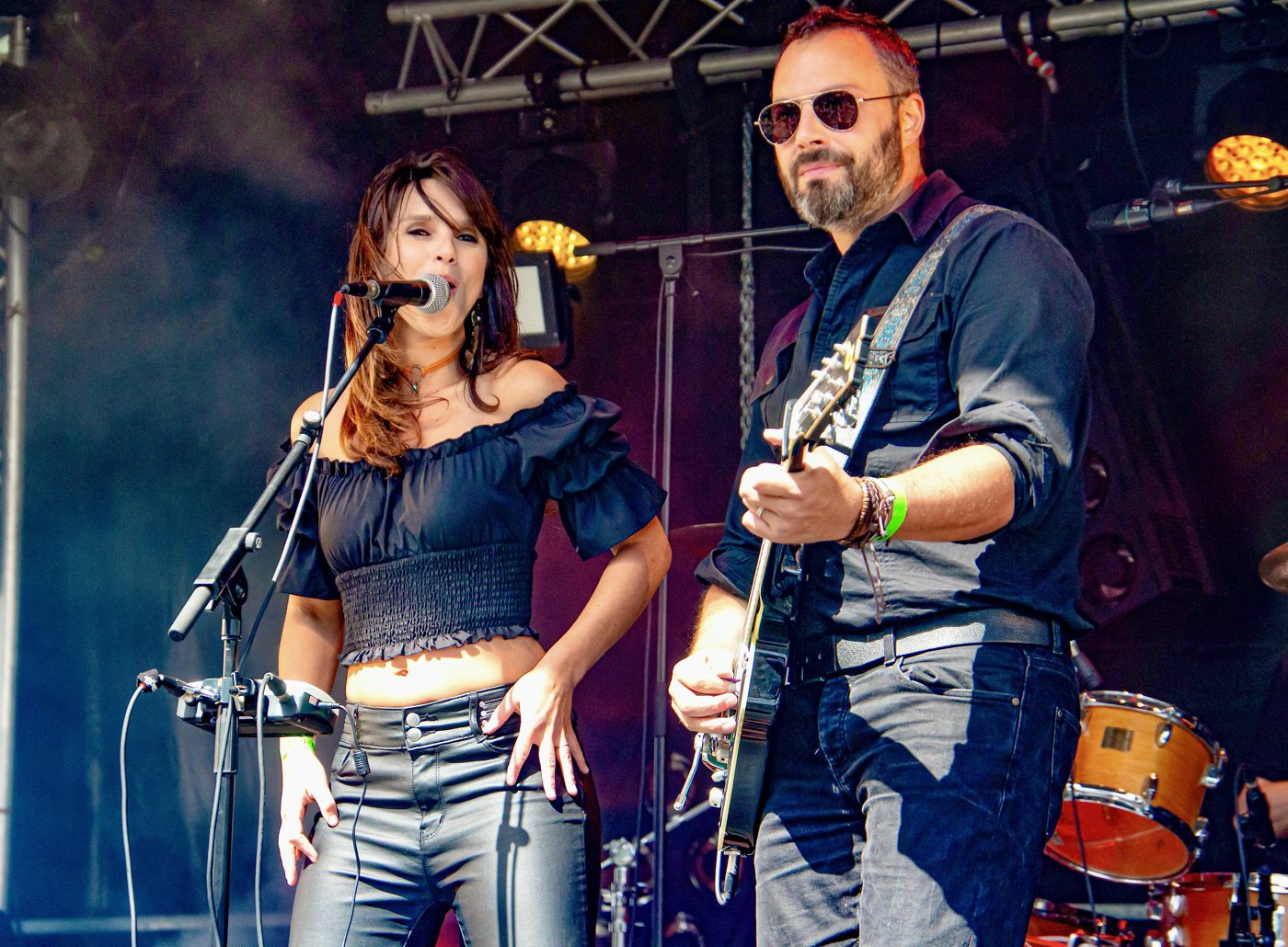 Anna au chant et Jean-Christophe à la guitare électrique, en festival