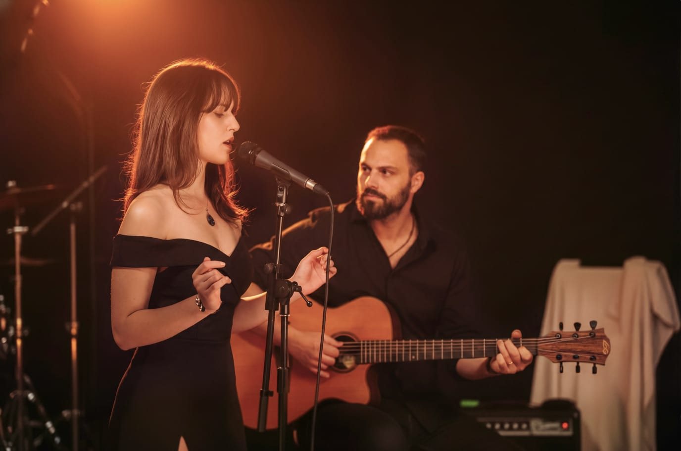 Wild Away en concert : Anna au chant et Jean-Christophe à la guitare acoustique