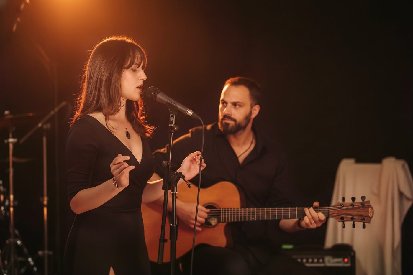 Wild Away en concert : Anna au chant et Jean-Christophe à la guitare acoustique